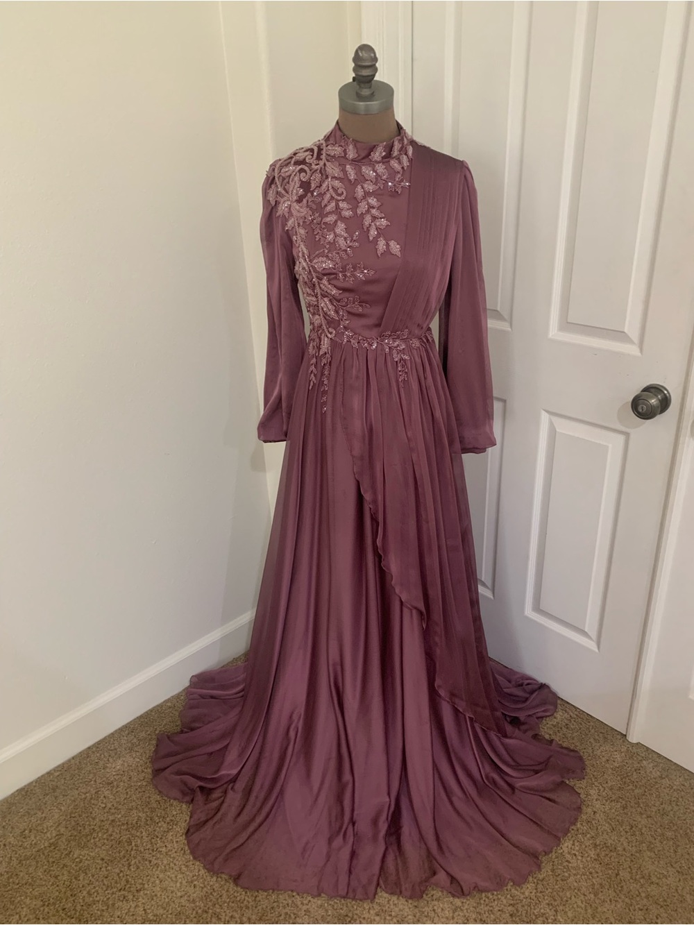 Elegant Modest Mauve Embroidered Long-Sleeve Evening Dress